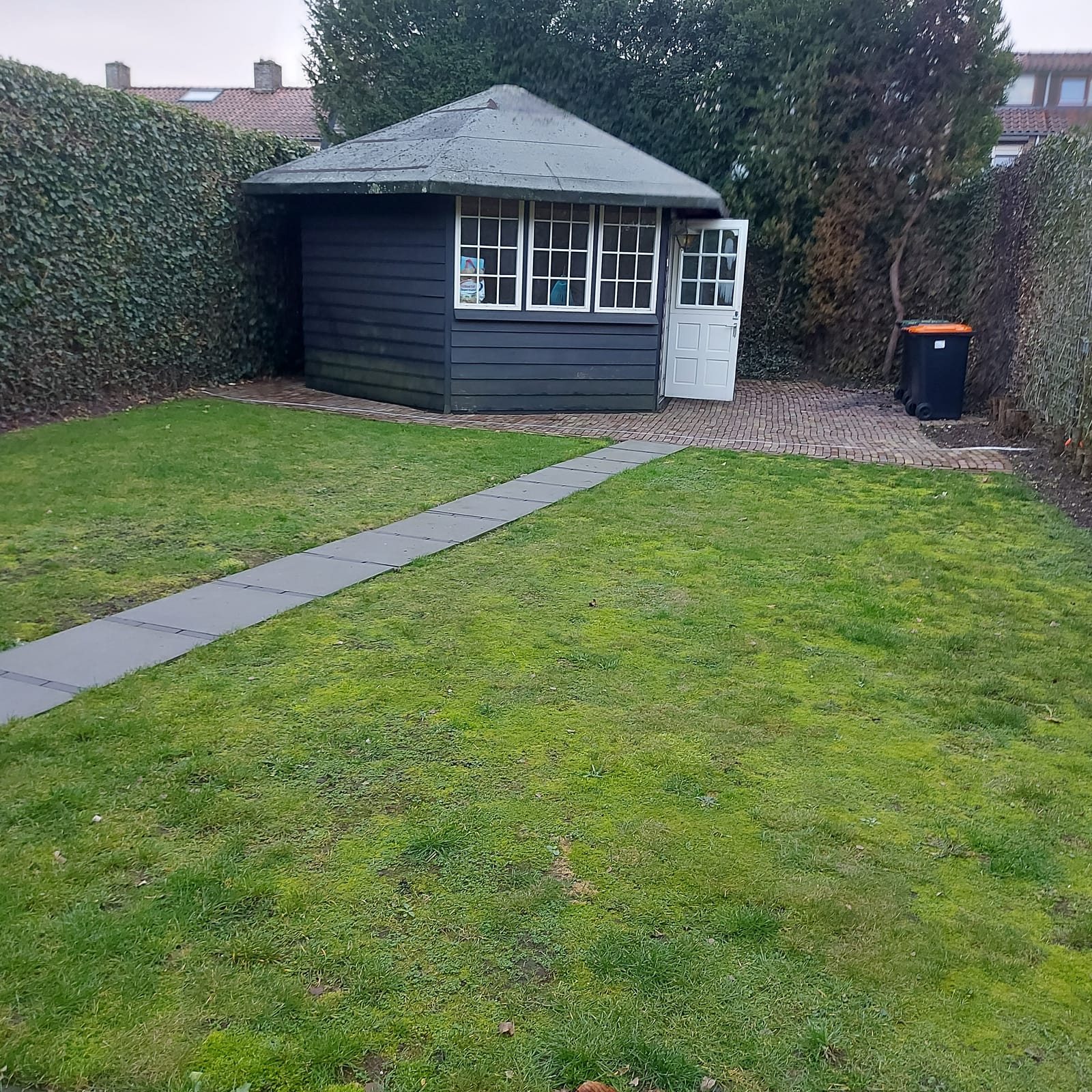 Tuin met overkapping, voor